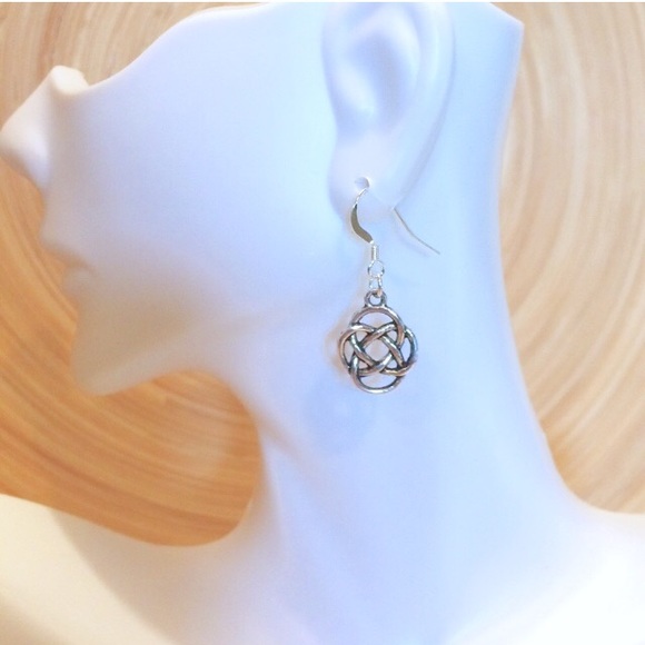 Celtic eternal knot silver dangle earrings - Picture 2 of 2